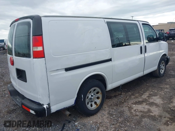 2013 Chevrolet Express Cargo z VIN 1GCSGAFX0D1171717, wystawiony jako IAAI lot #41996946 z przebiegiem 198 354 mil mil oraz . Historia ofert i sprzedaży dostępna na DreamBid. Obrazek 4.