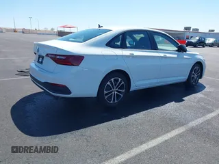 2024 Volkswagen Jetta Sport z VIN 3VWBM7BU7RM080796, wystawiony jako IAAI lot #41982686 z przebiegiem 8 600 mil mil oraz . Historia ofert i sprzedaży dostępna na DreamBid. Obrazek 4.