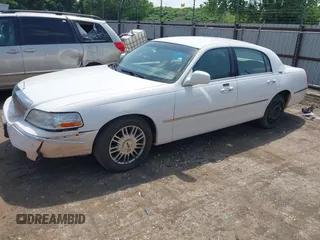 2009 Lincoln Town Car Signature Limited z VIN 2LNHM82V89X631457, wystawiony jako IAAI lot #42304251 z przebiegiem 116 211 mil mil oraz . Historia ofert i sprzedaży dostępna na DreamBid. Obrazek 2.