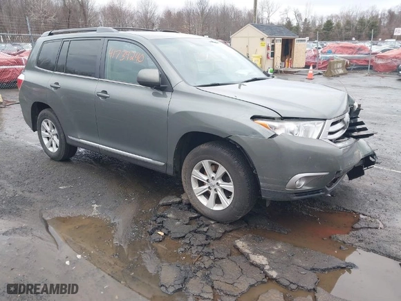 2013 Toyota Highlander with VIN 5TDBK3EH4DS272539, listed as a IAAI auction lot 41739240 with 130,832 mi miles. Bid and sale history available at carsss.com. Image 1.