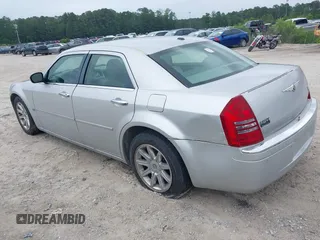 2006 Chrysler 300 C z VIN 2C3LA63H96H408536, wystawiony jako IAAI lot #42348964 z przebiegiem 139 904 mil mil oraz . Historia ofert i sprzedaży dostępna na DreamBid. Obrazek 3.