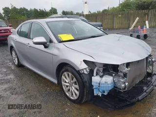 2019 Toyota Camry LE z VIN 4T1B11HK0KU698215, wystawiony jako IAAI lot #42319699 z przebiegiem 54 864 mil mil oraz . Historia ofert i sprzedaży dostępna na DreamBid. Obrazek 1.