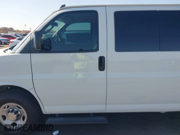 2020 Chevrolet Express Passenger LT z VIN 1GAZGPFG0L1246277, wystawiony jako IAAI lot #41466764 z przebiegiem 270 954 mil mil oraz . Historia ofert i sprzedaży dostępna na DreamBid. Obrazek 14.