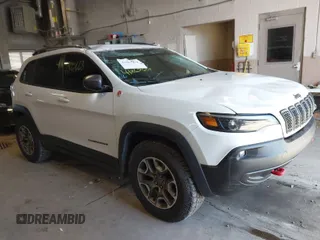 2020 Jeep Cherokee Trailhawk z VIN 1C4PJMBX5LD504439, wystawiony jako IAAI lot #41867668 z przebiegiem 76 047 mil mil oraz . Historia ofert i sprzedaży dostępna na DreamBid. Obrazek 1.