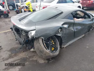 2018 Ferrari 488 z VIN ZFF79ALA9J0229410, wystawiony jako IAAI lot #41511074 z przebiegiem Nie podano mil oraz . Historia ofert i sprzedaży dostępna na DreamBid. Obrazek 6.