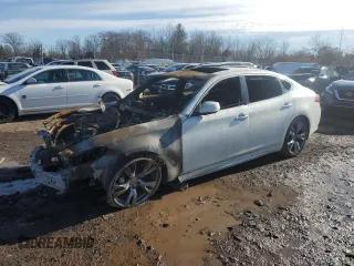 2016 Infiniti Q70 z VIN JN1BY1PPXGM630978, wystawiony jako Copart lot #45348825 z przebiegiem 99 999 mil mil oraz Czysty tytuł • Clean title. Historia ofert i sprzedaży dostępna na DreamBid. Obrazek 1.