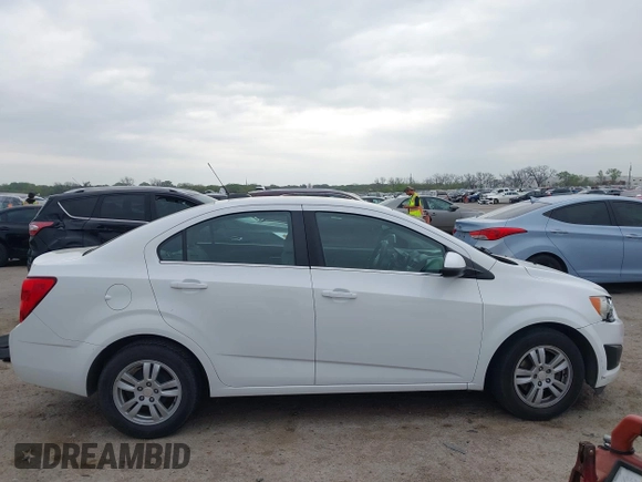 2015 Chevrolet Sonic LT z VIN 1G1JC5SH7F4112395, wystawiony jako IAAI lot #41931652 z przebiegiem 131 610 mil mil oraz . Historia ofert i sprzedaży dostępna na DreamBid. Obrazek 13.