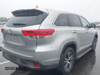 2019 Toyota Highlander LE z VIN 5TDBZRFH9KS975208, wystawiony jako IAAI lot #42277456 z przebiegiem 97 421 mil mil oraz . Historia ofert i sprzedaży dostępna na DreamBid. Obrazek 4.