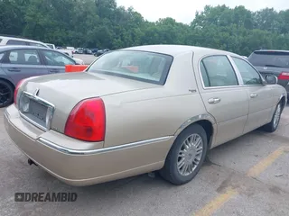 2009 Lincoln Town Car Signature Limited z VIN 2LNHM82V49X617314, wystawiony jako IAAI lot #42307140 z przebiegiem 85 385 mil mil oraz . Historia ofert i sprzedaży dostępna na DreamBid. Obrazek 4.