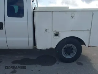2001 Ford Super Duty F-250 XL with VIN 1FTNX20L81EC24211, listed as a IAAI auction lot 41472600 with 195,292 mi miles. Bid and sale history available at carsss.com. Image 12.