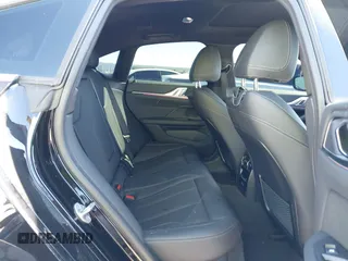 2024 BMW i4 eDrive35 z VIN WBY43AW01RFS94328, wystawiony jako IAAI lot #41734039 z przebiegiem 8959 mil mil oraz . Historia ofert i sprzedaży dostępna na DreamBid. Obrazek 8.