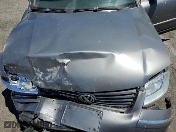 2005 Volkswagen Passat GLX z VIN WVWTU63B95E085836, wystawiony jako Copart lot #67782394 z przebiegiem 125 315 mil mil oraz Szkoda całkowita • Salvage title. Historia ofert i sprzedaży dostępna na DreamBid. Obrazek 11.