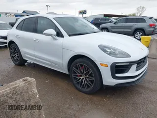 2025 Porsche Macan GTS z VIN WP1AG2A55SLB41796, wystawiony jako IAAI lot #41936289 z przebiegiem 1 435 mil mil oraz . Historia ofert i sprzedaży dostępna na DreamBid. Obrazek 1.