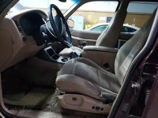 2000 Ford Explorer XLT z VIN 1FMZU83P9YUB00147, wystawiony jako Copart lot #53333565 z przebiegiem 261 828 mil mil oraz Czysty tytuł • Clean title. Historia ofert i sprzedaży dostępna na DreamBid. Obrazek 7.