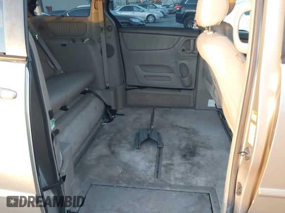 2008 Toyota Sienna XLE with VIN 5TDZK22CX8S186191, listed as a IAAI auction lot 41232329 with 109,103 mi miles. Bid and sale history available at carsss.com. Image 8.