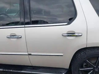 2009 Cadillac Escalade with VIN 1GYFK13219R153545, listed as a IAAI auction lot 41403646 with 148,467 mi miles. Bid and sale history available at carsss.com. Image 14.