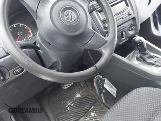 2014 Volkswagen Jetta S z VIN 3VW2K7AJXEM335027, wystawiony jako IAAI lot #41238282 z przebiegiem 157 568 mil mil oraz . Historia ofert i sprzedaży dostępna na DreamBid. Obrazek 11.
