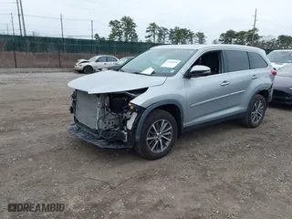 2019 Toyota Highlander SE with VIN 5TDJZRFH8KS727883, listed as a IAAI auction lot 41882956 with 56,043 mi miles. Bid and sale history available at carsss.com. Image 22.