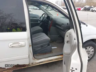 2006 Chrysler Town & Country LX z VIN 2A4GP44R06R897517, wystawiony jako IAAI lot #42068514 z przebiegiem 214 060 mil mil oraz . Historia ofert i sprzedaży dostępna na DreamBid. Obrazek 5.