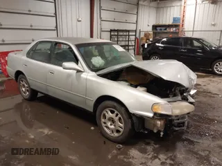 1995 Toyota Camry LE with VIN 4T1GK12E5SU080734, listed as a IAAI auction lot 41738102 with 211,559 mi miles. Bid and sale history available at carsss.com. Image 1.