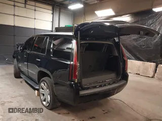 2017 Cadillac Escalade Luxury z VIN 1GYS4BKJXHR357489, wystawiony jako IAAI lot #39243523 z przebiegiem 60 265 mil mil oraz . Historia ofert i sprzedaży dostępna na DreamBid. Obrazek 3.
