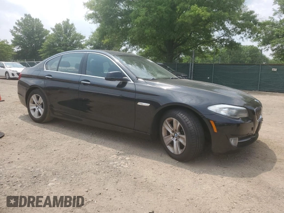 2013 BMW 5 Series 528i xDrive z VIN WBAXH5C53DDW16444, wystawiony jako Copart lot #61073205 z przebiegiem 102 612 mil mil oraz Czysty tytuł • Clean title. Historia ofert i sprzedaży dostępna na DreamBid. Obrazek 4.