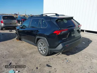 2021 Toyota RAV4 XLE Premium z VIN 2T3C1RFVXMW105387, wystawiony jako IAAI lot #42238526 z przebiegiem 58 627 mil mil oraz . Historia ofert i sprzedaży dostępna na DreamBid. Obrazek 3.