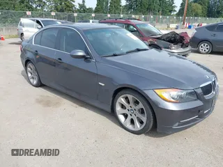 2007 BMW 3 Series 335i z VIN WBAVB73517KY60596, wystawiony jako IAAI lot #42504350 z przebiegiem 111 403 mil mil oraz . Historia ofert i sprzedaży dostępna na DreamBid. Obrazek 1.