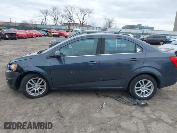 2012 Chevrolet Sonic LT z VIN 1G1JC5SH0C4173373, wystawiony jako IAAI lot #41628285 z przebiegiem 113 561 mil mil oraz . Historia ofert i sprzedaży dostępna na DreamBid. Obrazek 14.