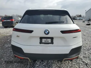 2022 BMW iX xDrive50 z VIN WB523CF07NCK63449, wystawiony jako Copart lot #82612884 z przebiegiem 18 961 mil mil oraz Szkody całkowita. Historia ofert i sprzedaży dostępna na DreamBid. Obrazek 6.