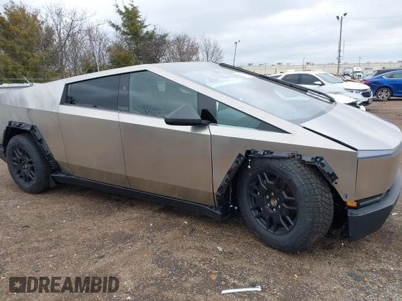 2024 Tesla Cybertruck z VIN 7G2CEHED6RA042416, wystawiony jako IAAI lot #41324245 z przebiegiem 332 mil mil oraz . Historia ofert i sprzedaży dostępna na DreamBid. Obrazek 6.