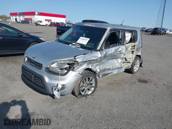 2013 Kia Soul + z VIN KNDJT2A65D7560605, wystawiony jako IAAI lot #41908807 z przebiegiem 186 810 mil mil oraz . Historia ofert i sprzedaży dostępna na DreamBid. Obrazek 2.