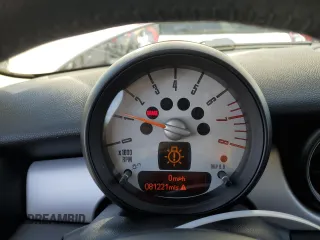 2012 MINI Hardtop z VIN WMWSU3C5XCT185907, wystawiony jako Copart lot #60842065 z przebiegiem 81 221 mil mil oraz Szkoda całkowita • Salvage title. Historia ofert i sprzedaży dostępna na DreamBid. Obrazek 9.