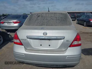 2008 Nissan Versa S z VIN 3N1BC11E68L405992, wystawiony jako IAAI lot #42060826 z przebiegiem 142 956 mil mil oraz . Historia ofert i sprzedaży dostępna na DreamBid. Obrazek 16.