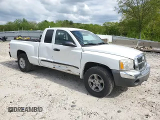 2005 Dodge Dakota SLT z VIN 1D7HW42K85S199470, wystawiony jako Copart lot #56304125 z przebiegiem 166 722 mil mil oraz Tytuł czysty. Historia ofert i sprzedaży dostępna na DreamBid. Obrazek 4.