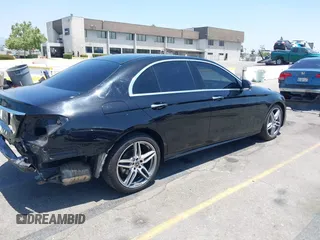 2017 Mercedes-Benz E 300 Luxury z VIN WDDZF4JB6HA116506, wystawiony jako IAAI lot #42316399 z przebiegiem 61 135 mil mil oraz . Historia ofert i sprzedaży dostępna na DreamBid. Obrazek 4.