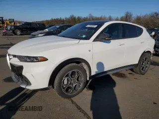 2024 Alfa Romeo Tonale Ti z VIN ZASPATCW4R3083736, wystawiony jako Copart lot #42008895 z przebiegiem 1976 mil mil oraz Szkody całkowita. Historia ofert i sprzedaży dostępna na DreamBid. Obrazek 1.