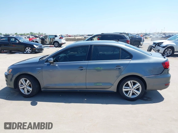 2013 Volkswagen Jetta Sedan Hybrid SE with VIN 3VW637AJ9DM228757, listed as a IAAI auction lot 41990054 with 176,365 mi miles. Bid and sale history available at carsss.com. Image 14.