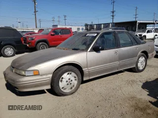 1997 Oldsmobile Cutlass Supreme S z VIN 1G3WH52M1VF353626, wystawiony jako Copart lot #63069534 z przebiegiem 62 841 mil mil oraz Szkody całkowita. Historia ofert i sprzedaży dostępna na DreamBid. Obrazek 1.