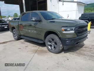 2021 Ram 1500 Big Horn z VIN 1C6SRFFT1MN669218, wystawiony jako IAAI lot #42366224 z przebiegiem 50 230 mil mil oraz . Historia ofert i sprzedaży dostępna na DreamBid. Obrazek 1.