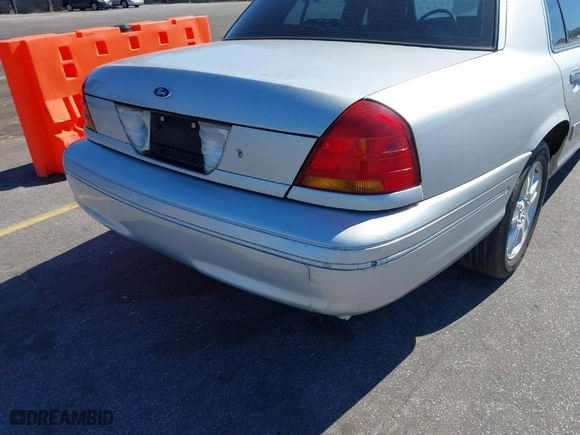 2003 Ford Crown Victoria LX with VIN 2FAFP74W83X164492, listed as a IAAI auction lot 41640907 with 194,158 mi miles. Bid and sale history available at carsss.com. Image 13.