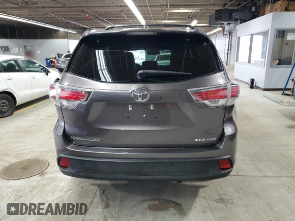 2016 Toyota Highlander XLE z VIN 5TDJKRFH0GS500635, wystawiony jako Copart lot #55602525 z przebiegiem 108 930 mil mil oraz Czysty tytuł • Clean title. Historia ofert i sprzedaży dostępna na DreamBid. Obrazek 6.