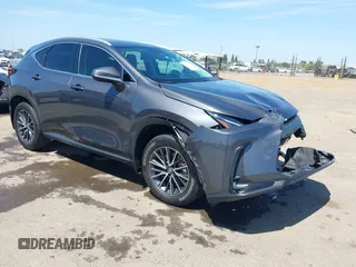 2024 Lexus NX 350 Premium z VIN 2T2GGCEZ4RC053138, wystawiony jako IAAI lot #42086893 z przebiegiem 8 335 mil mil oraz . Historia ofert i sprzedaży dostępna na DreamBid. Obrazek 1.