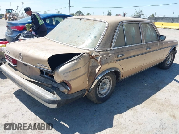 1981 Mercedes-Benz 300 D z VIN WDBAB30A9BB219442, wystawiony jako IAAI lot #42476756 z przebiegiem 274 561 mil mil oraz . Historia ofert i sprzedaży dostępna na DreamBid. Obrazek 4.