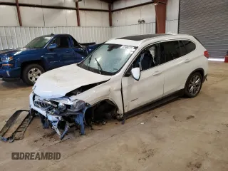2017 BMW X1 xDrive28i z VIN WBXHT3C35H5F82165, wystawiony jako Copart lot #57995725 z przebiegiem Nie podano mil oraz Czysty tytuł • Clean title. Historia ofert i sprzedaży dostępna na DreamBid. Obrazek 1.