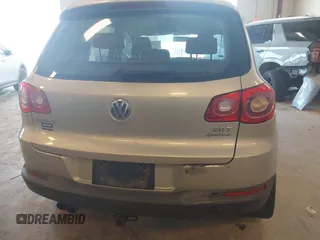 2011 Volkswagen Tiguan SEL z VIN WVGBV7AXXBW511175, wystawiony jako IAAI lot #42341613 z przebiegiem 168 497 mil mil oraz . Historia ofert i sprzedaży dostępna na DreamBid. Obrazek 6.