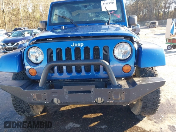 2009 Jeep Wrangler Sahara z VIN 1J4FA54199L722192, wystawiony jako IAAI lot #41619305 z przebiegiem 105 545 mil mil oraz . Historia ofert i sprzedaży dostępna na DreamBid. Obrazek 12.
