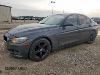 2012 BMW 3 Series 328i z VIN WBA3C1C56CF433158, wystawiony jako Copart lot #60512755 z przebiegiem 189 049 mil mil oraz Czysty tytuł • Clean title. Historia ofert i sprzedaży dostępna na DreamBid. Obrazek 1.