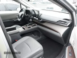 2021 Toyota Sienna XLE with VIN 5TDJSKFC8MS037697, listed as a IAAI auction lot 41711070 with 29,198 mi miles. Bid and sale history available at carsss.com. Image 5.