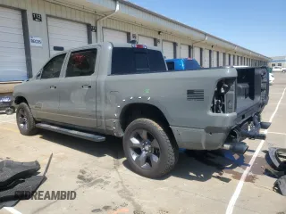 2020 Ram 1500 Big Horn z VIN 1C6SRFFT9LN379629, wystawiony jako Copart lot #51930605 z przebiegiem 71 697 mil mil oraz Szkoda całkowita • Salvage title. Historia ofert i sprzedaży dostępna na DreamBid. Obrazek 2.